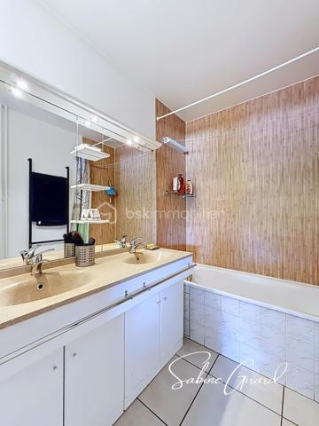 Au sein de la résidence Le Floréal III, découvrez ce triplex de type T5 de 100 m² environ, au 1er étage sur 4 d’un immeuble bien entretenu de 1979, qui offre une belle luminosité ainsi qu’une vue imprenable sur le massif de Belledonne.

Traversant et sans vis-à-vis, ce bien propose une organisation idéale pour une vie de famille avec des espaces bien répartis sur plusieurs niveaux.

Tout d’abord, un premier demi-palier dessert deux chambres, dont une avec dressing.
À l’étage supérieur, vous découvrirez une pièce de vie de plus de 30m2 avec cuisine ouverte donnant accès à une terrasse fermée qui permet de profiter de la vue tout au long de l’année. Ce niveau comprend également une salle de bain ainsi que des toilettes séparées.
Le dernier niveau dessert quant à lui deux chambres supplémentaires avec placards intégrés ainsi qu’un espace aménagé en bureau/buanderie/garde-manger. 

Vous apprécierez particulièrement sa vue dégagée sur le massif de Belledonne, ses beaux volumes et sa sensation d’espace.

Possibilité de garage en supplément.

Chauffage collectif (chauffage urbain)