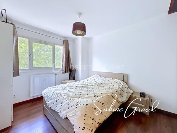 Au sein de la résidence Le Floréal III, découvrez ce triplex de type T5 de 100 m² environ, au 1er étage sur 4 d’un immeuble bien entretenu de 1979, qui offre une belle luminosité ainsi qu’une vue imprenable sur le massif de Belledonne.

Traversant et sans vis-à-vis, ce bien propose une organisation idéale pour une vie de famille avec des espaces bien répartis sur plusieurs niveaux.

Tout d’abord, un premier demi-palier dessert deux chambres, dont une avec dressing.
À l’étage supérieur, vous découvrirez une pièce de vie de plus de 30m2 avec cuisine ouverte donnant accès à une terrasse fermée qui permet de profiter de la vue tout au long de l’année. Ce niveau comprend également une salle de bain ainsi que des toilettes séparées.
Le dernier niveau dessert quant à lui deux chambres supplémentaires avec placards intégrés ainsi qu’un espace aménagé en bureau/buanderie/garde-manger. 

Vous apprécierez particulièrement sa vue dégagée sur le massif de Belledonne, ses beaux volumes et sa sensation d’espace.

Possibilité de garage en supplément.

Chauffage collectif (chauffage urbain)