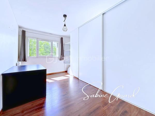 Au sein de la résidence Le Floréal III, découvrez ce triplex de type T5 de 100 m² environ, au 1er étage sur 4 d’un immeuble bien entretenu de 1979, qui offre une belle luminosité ainsi qu’une vue imprenable sur le massif de Belledonne.

Traversant et sans vis-à-vis, ce bien propose une organisation idéale pour une vie de famille avec des espaces bien répartis sur plusieurs niveaux.

Tout d’abord, un premier demi-palier dessert deux chambres, dont une avec dressing.
À l’étage supérieur, vous découvrirez une pièce de vie de plus de 30m2 avec cuisine ouverte donnant accès à une terrasse fermée qui permet de profiter de la vue tout au long de l’année. Ce niveau comprend également une salle de bain ainsi que des toilettes séparées.
Le dernier niveau dessert quant à lui deux chambres supplémentaires avec placards intégrés ainsi qu’un espace aménagé en bureau/buanderie/garde-manger. 

Vous apprécierez particulièrement sa vue dégagée sur le massif de Belledonne, ses beaux volumes et sa sensation d’espace.

Possibilité de garage en supplément.

Chauffage collectif (chauffage urbain)