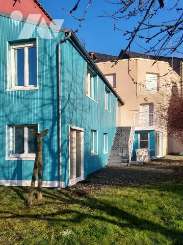 Dans le centre-ville de la commune de Villaines la Juhel, nous vous proposons une maison, atypi...