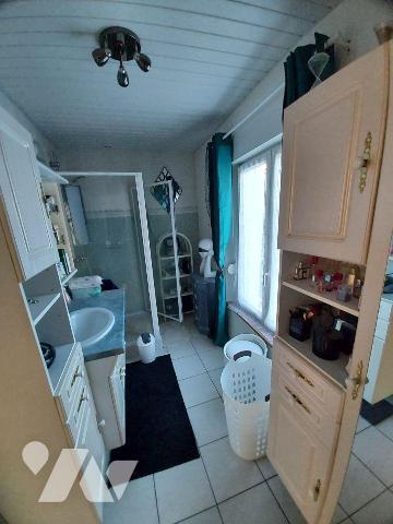 Dans le centre-ville de la commune de Villaines la Juhel, nous vous proposons une maison, atypi...