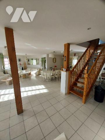 Dans le centre-ville de la commune de Villaines la Juhel, nous vous proposons une maison, atypi...