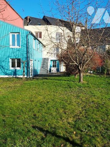 Dans le centre-ville de la commune de Villaines la Juhel, nous vous proposons une maison, atypi...