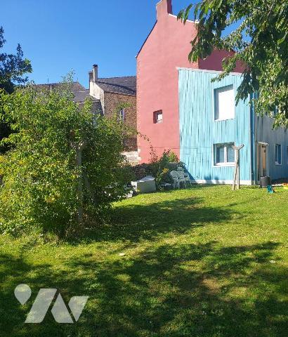 Dans le centre-ville de la commune de Villaines la Juhel, nous vous proposons une maison, atypi...