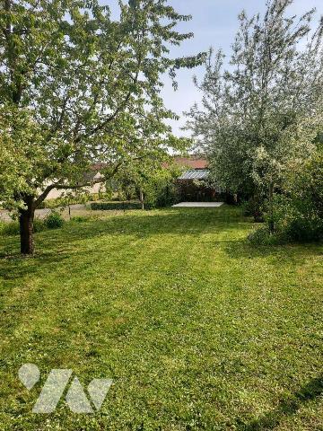 Dans le centre-ville de la commune de Villaines la Juhel, nous vous proposons une maison, atypi...