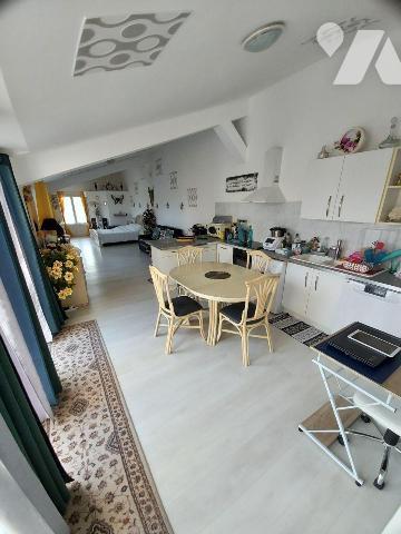 Dans le centre-ville de la commune de Villaines la Juhel, nous vous proposons une maison, atypi...