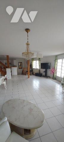 Dans le centre-ville de la commune de Villaines la Juhel, nous vous proposons une maison, atypi...