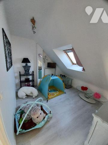 Dans le centre-ville de la commune de Villaines la Juhel, nous vous proposons une maison, atypi...