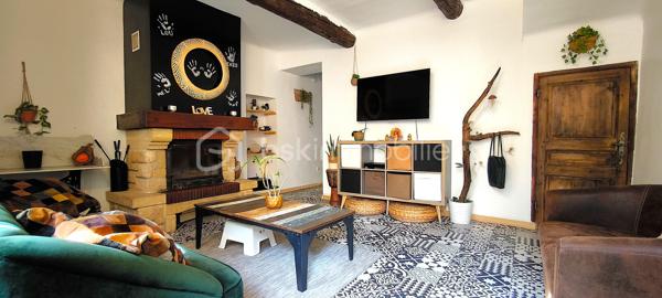 A vendre charmante maison de village de 5 pièces .

Idéalement située en plein centre de Mallemort, en pleine Provence ,cette magnifique maison de village séduit par son authenticité, son cachet et son fort potentiel.

Elle est composée de la façon suivante :
_Rez-de-chaussée : un vaste séjour avec une cheminée (19.57 m2)  un  WC indépendant, et une grande cuisine séparée entièrement équipée (17.24 m2)
_1er étage : Chambre 1 (15.64 m2 ) avec une salle d'eau et un toilette (2.53 m2) ; chambre 2 (14.17 m2 ) , avec une salle de bain (3.4m2 ) 
_2e étage : Chambre 3 (13.57 m2) avec une salle d'eau et un toilette (3.61 m2 ), chambre 4(9.84 m2 ) , un palier  (9.04 m2 ) ,un placard (1.17m2) .

Éléments complémentaires :

_Toiture récemment refaite
_Façade récemment refaite 

Cette propriété combine à merveille le charme de l’ancien et le confort moderne.
Une belle opportunité pour une famille.