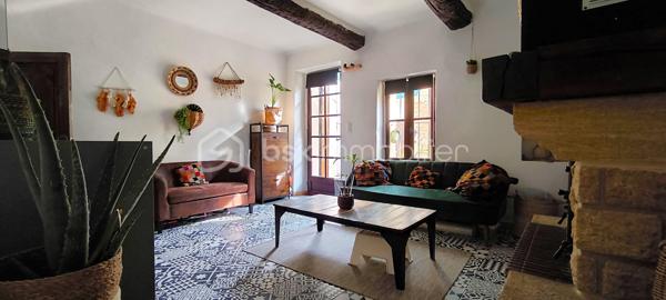 A vendre charmante maison de village de 5 pièces .

Idéalement située en plein centre de Mallemort, en pleine Provence ,cette magnifique maison de village séduit par son authenticité, son cachet et son fort potentiel.

Elle est composée de la façon suivante :
_Rez-de-chaussée : un vaste séjour avec une cheminée (19.57 m2)  un  WC indépendant, et une grande cuisine séparée entièrement équipée (17.24 m2)
_1er étage : Chambre 1 (15.64 m2 ) avec une salle d'eau et un toilette (2.53 m2) ; chambre 2 (14.17 m2 ) , avec une salle de bain (3.4m2 ) 
_2e étage : Chambre 3 (13.57 m2) avec une salle d'eau et un toilette (3.61 m2 ), chambre 4(9.84 m2 ) , un palier  (9.04 m2 ) ,un placard (1.17m2) .

Éléments complémentaires :

_Toiture récemment refaite
_Façade récemment refaite 

Cette propriété combine à merveille le charme de l’ancien et le confort moderne.
Une belle opportunité pour une famille.