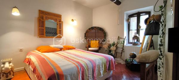 A vendre charmante maison de village de 5 pièces .

Idéalement située en plein centre de Mallemort, en pleine Provence ,cette magnifique maison de village séduit par son authenticité, son cachet et son fort potentiel.

Elle est composée de la façon suivante :
_Rez-de-chaussée : un vaste séjour avec une cheminée (19.57 m2)  un  WC indépendant, et une grande cuisine séparée entièrement équipée (17.24 m2)
_1er étage : Chambre 1 (15.64 m2 ) avec une salle d'eau et un toilette (2.53 m2) ; chambre 2 (14.17 m2 ) , avec une salle de bain (3.4m2 ) 
_2e étage : Chambre 3 (13.57 m2) avec une salle d'eau et un toilette (3.61 m2 ), chambre 4(9.84 m2 ) , un palier  (9.04 m2 ) ,un placard (1.17m2) .

Éléments complémentaires :

_Toiture récemment refaite
_Façade récemment refaite 

Cette propriété combine à merveille le charme de l’ancien et le confort moderne.
Une belle opportunité pour une famille.