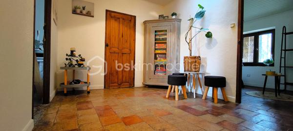 A vendre charmante maison de village de 5 pièces .

Idéalement située en plein centre de Mallemort, en pleine Provence ,cette magnifique maison de village séduit par son authenticité, son cachet et son fort potentiel.

Elle est composée de la façon suivante :
_Rez-de-chaussée : un vaste séjour avec une cheminée (19.57 m2)  un  WC indépendant, et une grande cuisine séparée entièrement équipée (17.24 m2)
_1er étage : Chambre 1 (15.64 m2 ) avec une salle d'eau et un toilette (2.53 m2) ; chambre 2 (14.17 m2 ) , avec une salle de bain (3.4m2 ) 
_2e étage : Chambre 3 (13.57 m2) avec une salle d'eau et un toilette (3.61 m2 ), chambre 4(9.84 m2 ) , un palier  (9.04 m2 ) ,un placard (1.17m2) .

Éléments complémentaires :

_Toiture récemment refaite
_Façade récemment refaite 

Cette propriété combine à merveille le charme de l’ancien et le confort moderne.
Une belle opportunité pour une famille.