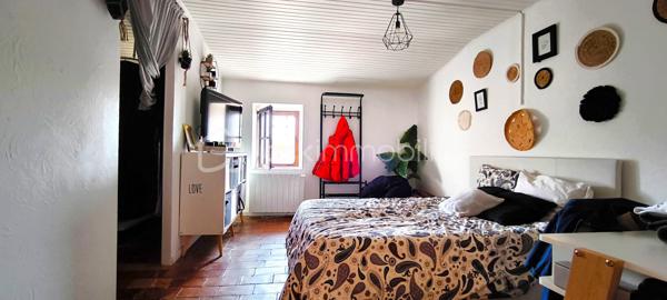 A vendre charmante maison de village de 5 pièces .

Idéalement située en plein centre de Mallemort, en pleine Provence ,cette magnifique maison de village séduit par son authenticité, son cachet et son fort potentiel.

Elle est composée de la façon suivante :
_Rez-de-chaussée : un vaste séjour avec une cheminée (19.57 m2)  un  WC indépendant, et une grande cuisine séparée entièrement équipée (17.24 m2)
_1er étage : Chambre 1 (15.64 m2 ) avec une salle d'eau et un toilette (2.53 m2) ; chambre 2 (14.17 m2 ) , avec une salle de bain (3.4m2 ) 
_2e étage : Chambre 3 (13.57 m2) avec une salle d'eau et un toilette (3.61 m2 ), chambre 4(9.84 m2 ) , un palier  (9.04 m2 ) ,un placard (1.17m2) .

Éléments complémentaires :

_Toiture récemment refaite
_Façade récemment refaite 

Cette propriété combine à merveille le charme de l’ancien et le confort moderne.
Une belle opportunité pour une famille.