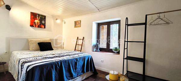 A vendre charmante maison de village de 5 pièces .

Idéalement située en plein centre de Mallemort, en pleine Provence ,cette magnifique maison de village séduit par son authenticité, son cachet et son fort potentiel.

Elle est composée de la façon suivante :
_Rez-de-chaussée : un vaste séjour avec une cheminée (19.57 m2)  un  WC indépendant, et une grande cuisine séparée entièrement équipée (17.24 m2)
_1er étage : Chambre 1 (15.64 m2 ) avec une salle d'eau et un toilette (2.53 m2) ; chambre 2 (14.17 m2 ) , avec une salle de bain (3.4m2 ) 
_2e étage : Chambre 3 (13.57 m2) avec une salle d'eau et un toilette (3.61 m2 ), chambre 4(9.84 m2 ) , un palier  (9.04 m2 ) ,un placard (1.17m2) .

Éléments complémentaires :

_Toiture récemment refaite
_Façade récemment refaite 

Cette propriété combine à merveille le charme de l’ancien et le confort moderne.
Une belle opportunité pour une famille.