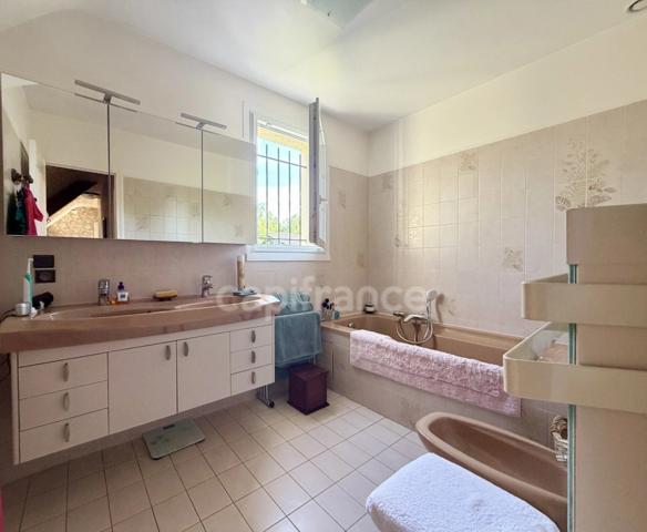 Maison familiale de 131 m² à vendre à Cergy Village – 3 chambres, bureau, jardin et garage
