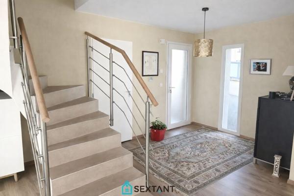 Belle villa mitoyenne familiale de 135 m² avec piscine chauffée -Collonges-Secteur Ecorans- 630.000 €