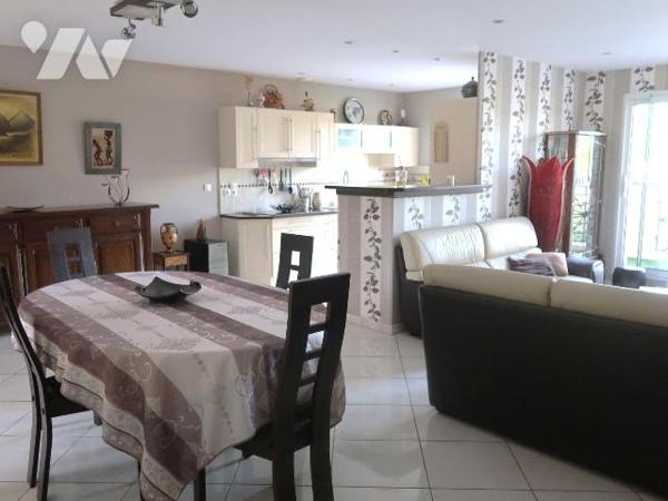 SUPERBE APPARTEMENT +100m2, AVEC TRES BELLE VUE SUR LA VIENNE, 2è étage av asc., comprenant :
...