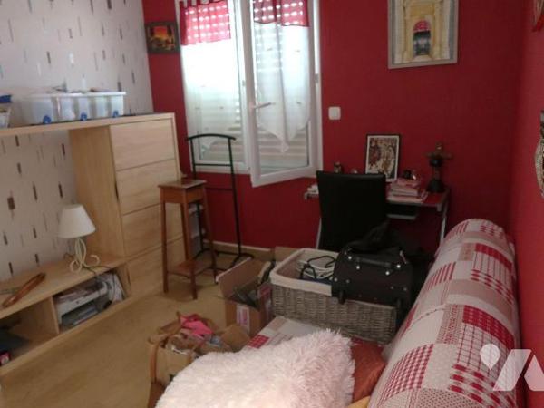 SUPERBE APPARTEMENT +100m2, AVEC TRES BELLE VUE SUR LA VIENNE, 2è étage av asc., comprenant :
...