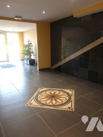 SUPERBE APPARTEMENT +100m2, AVEC TRES BELLE VUE SUR LA VIENNE, 2è étage av asc., comprenant :
...