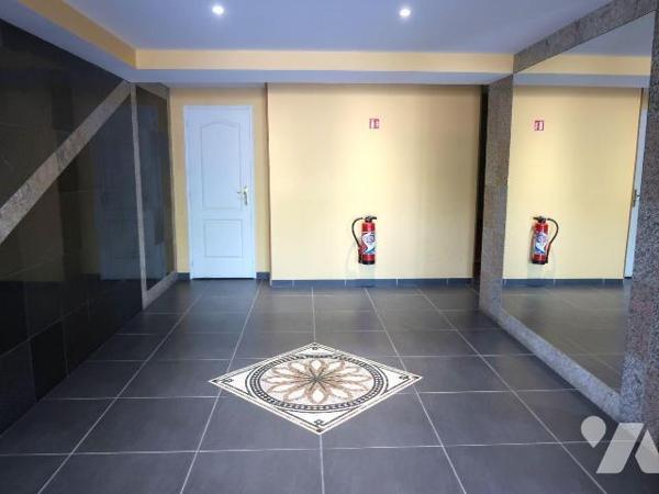 SUPERBE APPARTEMENT +100m2, AVEC TRES BELLE VUE SUR LA VIENNE, 2è étage av asc., comprenant :
...