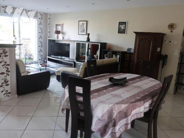 SUPERBE APPARTEMENT +100m2, AVEC TRES BELLE VUE SUR LA VIENNE, 2è étage av asc., comprenant :
...