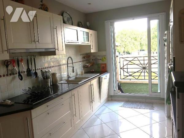 SUPERBE APPARTEMENT +100m2, AVEC TRES BELLE VUE SUR LA VIENNE, 2è étage av asc., comprenant :
...