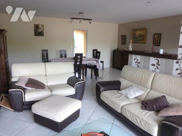 SUPERBE APPARTEMENT +100m2, AVEC TRES BELLE VUE SUR LA VIENNE, 2è étage av asc., comprenant :
...
