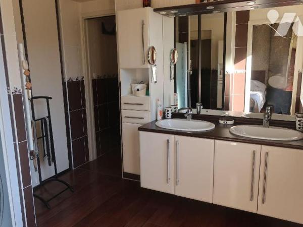 SUPERBE APPARTEMENT +100m2, AVEC TRES BELLE VUE SUR LA VIENNE, 2è étage av asc., comprenant :
...