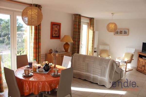 LORGUES Propriété composée de 4 logements avec vue imprenable