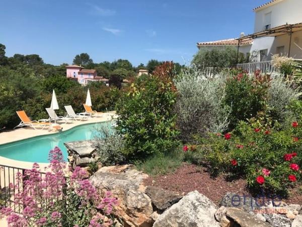 LORGUES Propriété composée de 4 logements avec vue imprenable