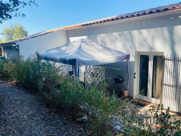LORGUES Propriété composée de 4 logements avec vue imprenable
