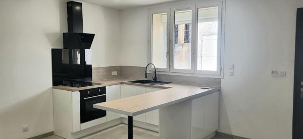 UCHAUD - Centre ville - Maison T3 entièrement rénovée 75 m2
