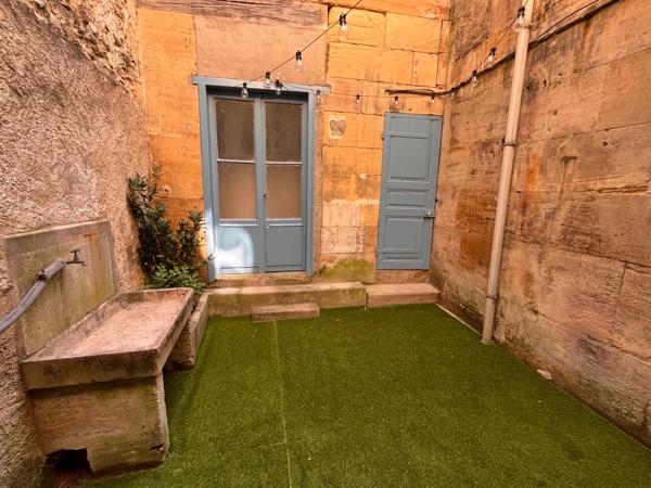 Maison de ville avec cour intimiste et petite dépendance