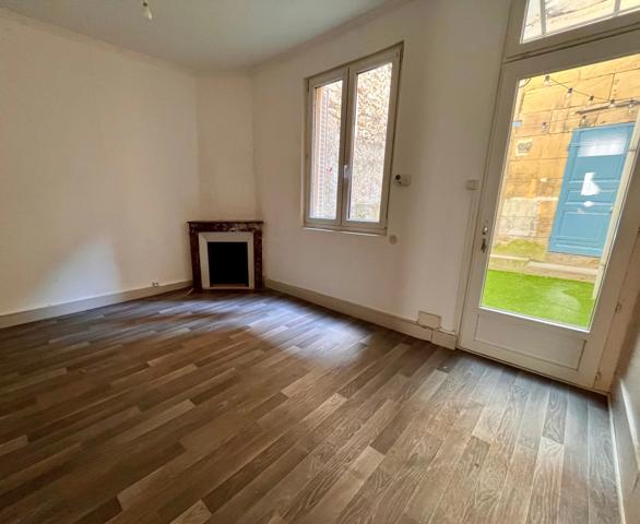 Maison de ville avec cour intimiste et petite dépendance