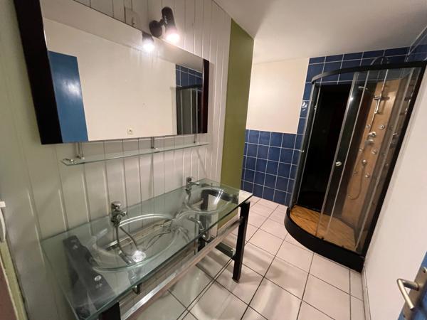 Maison de ville avec cour intimiste et petite dépendance