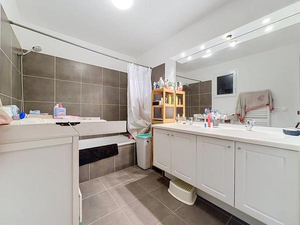 GIGNAC (34) Maison à vendre 4 pièces de plain pied 92 m2, 250 m2 de terrain, garage, parking.