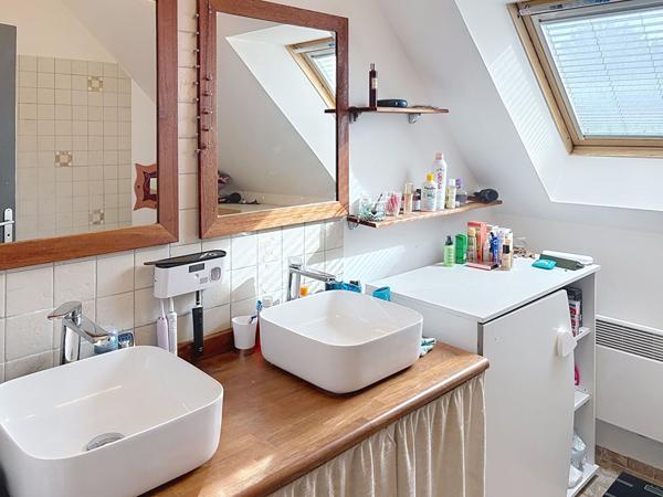 Maison contemporaine située à Beaufort-en-Vallée, 113m², vie de plain pied