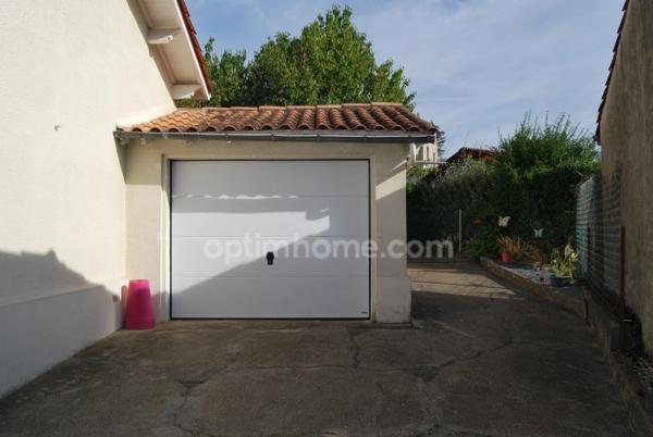 Maison de plain-pied avec garage et un jardin arboré à Saint-Cybard, Angoulême