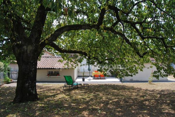 Maison de plain-pied avec garage et un jardin arboré à Saint-Cybard, Angoulême