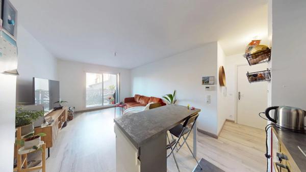Vente                                                      Appartement
                        
                     3 pièces                      58 m2                     à Vitry-sur-Seine