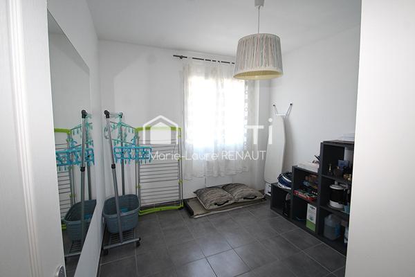 Maison avec jardin, grande terrasse, garage, carport, 3 chambres.