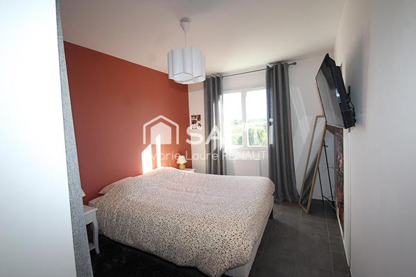 Maison avec jardin, grande terrasse, garage, carport, 3 chambres.