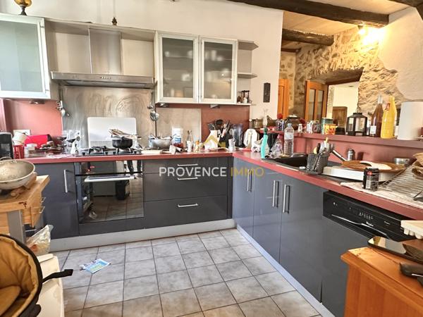 Vallon-Pont-d'Arc (07150) Opportunité rare : maison de ville avec cour et fort potentiel