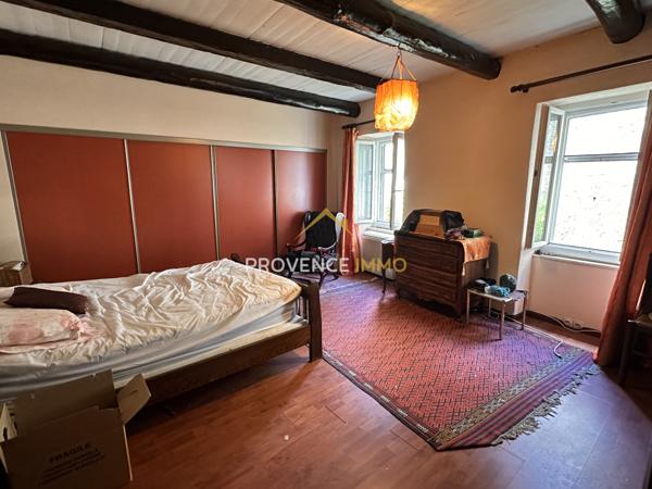 Vallon-Pont-d'Arc (07150) Opportunité rare : maison de ville avec cour et fort potentiel