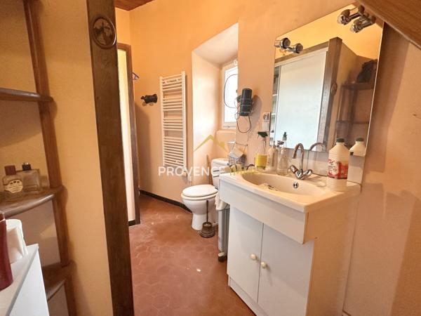 Vallon-Pont-d'Arc (07150) Opportunité rare : maison de ville avec cour et fort potentiel