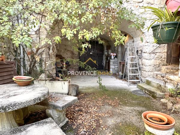 Vallon-Pont-d'Arc (07150) Opportunité rare : maison de ville avec cour et fort potentiel