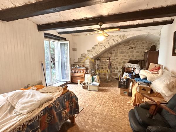 Vallon-Pont-d'Arc (07150) Opportunité rare : maison de ville avec cour et fort potentiel