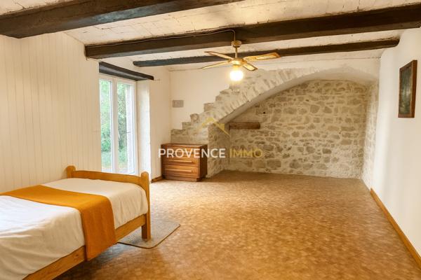 Vallon-Pont-d'Arc (07150) Opportunité rare : maison de ville avec cour et fort potentiel