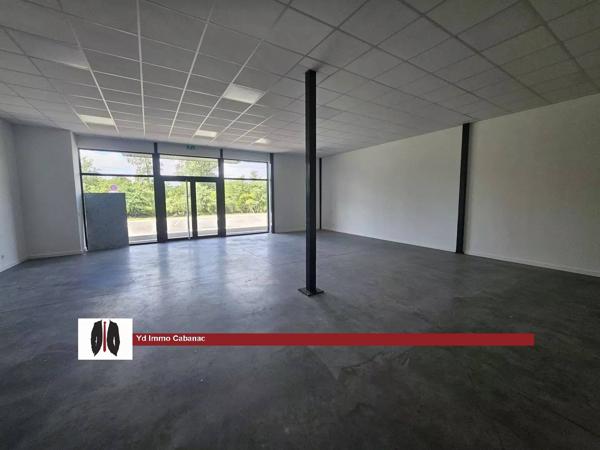 A LOUER Local professionnel 91 m² prêt à l'emploi en zone artisanale avec une excellente visibilité. Libre de suite.