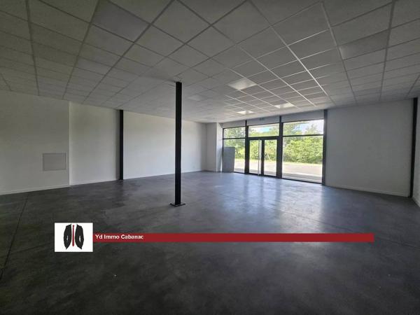 A LOUER Local professionnel 91 m² prêt à l'emploi en zone artisanale avec une excellente visibilité. Libre de suite.